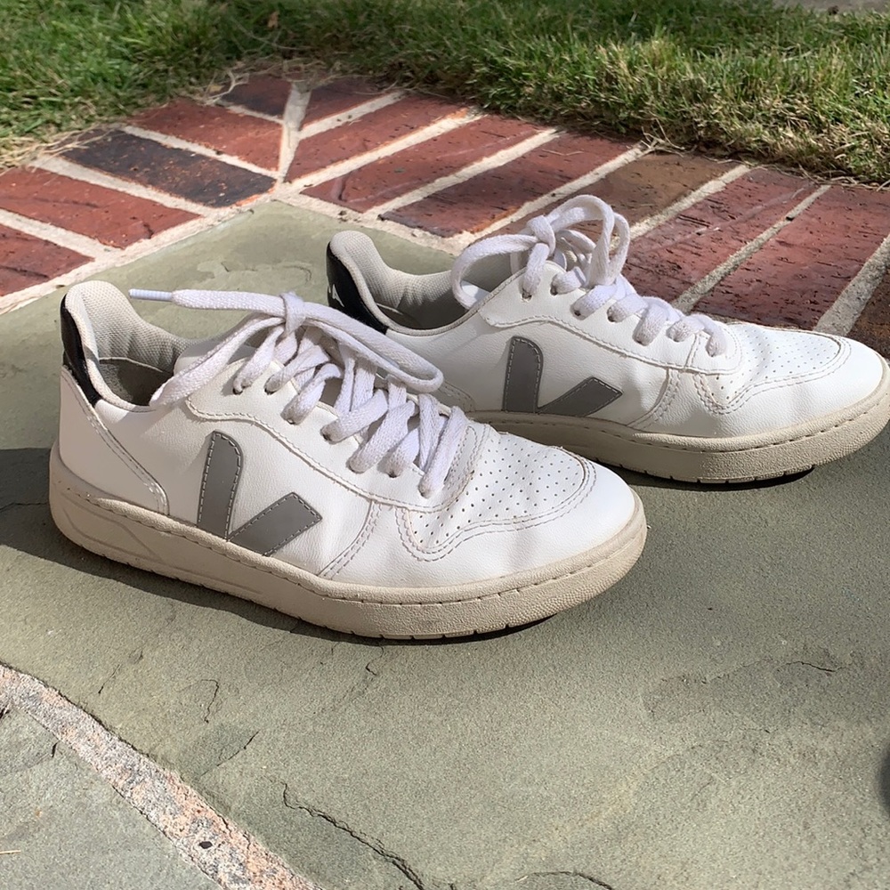 Size 5 Veja, V10 white and gray